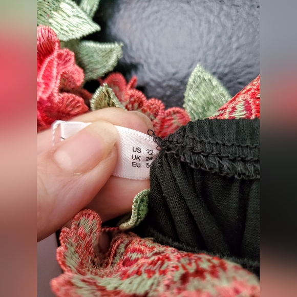 Rosegal Half-sleeve Black dress with Roses (read description) - Picture 7 of 9